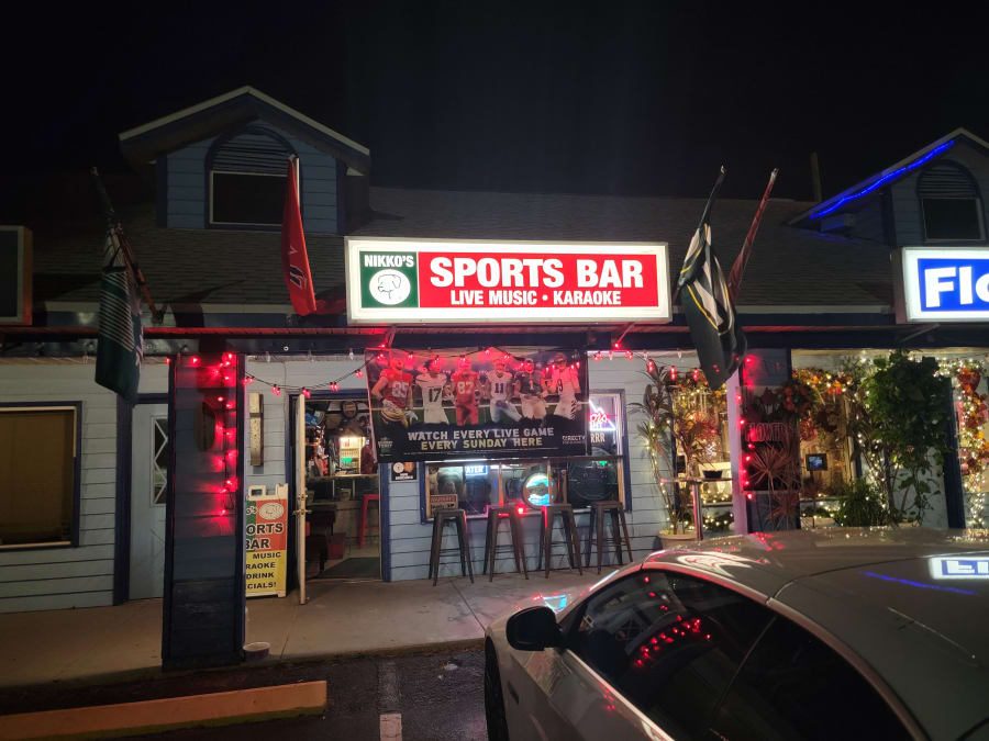 Nikko's Dog and Sports Bar – photo 2